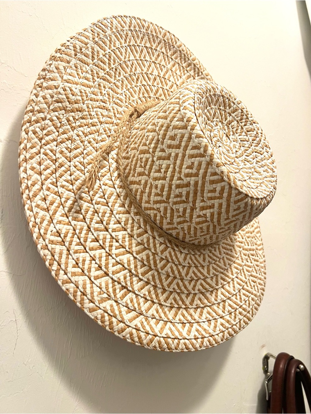 Woven Straw Sun Hat in Natural White Pattern - Picture 2 of 4